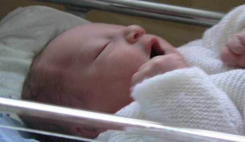 رضيع ينجو من الموت بمعجزة بعد اختراق قضيب معدني لرأسه