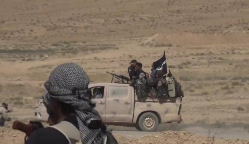 صور.. 'داعش' تعدم شخصين في حمص