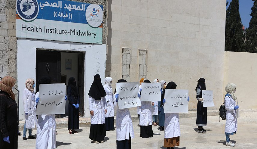 بالصور: وقفة احتجاجيّة في ادلب بعد اعتقال طبيب نظم معرضا للصور