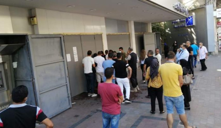 مواطن هدد بإحراق نفسه أمام أحد المصارف في جنوب لبنان