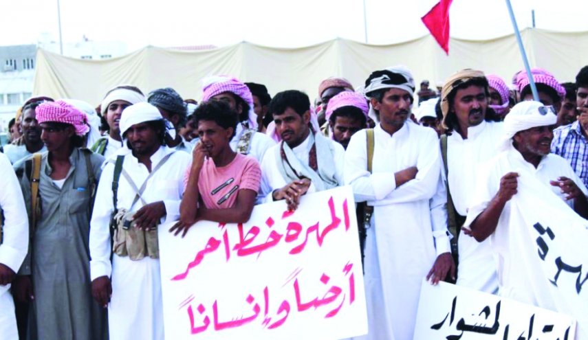 القوات السعودية تقتحم منفذ شحن محافظة المهرة بمدرعات واباتشي
