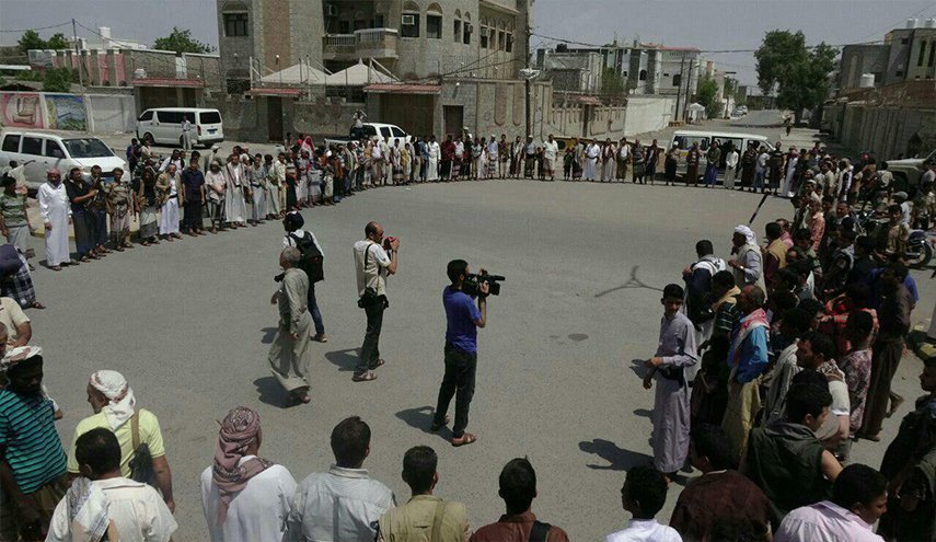 وقفات احتجاجية في الحديدة تنديدا باستمرار الحصار واحتجاز السفن