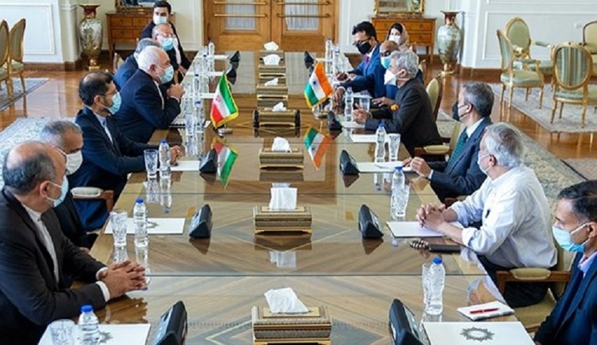 ظريف: التعامل النشط مع دول الجوار أولوية رئيسة لدينا