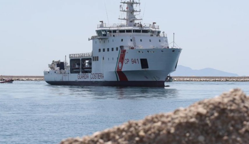 ايطاليا تستقبل المهاجرين العالقين بالمتوسط منذ اكثر من شهر 