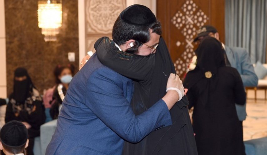 يهود الإمارات يحتفلون بتوقيع الإتفاق في كنيس سري! 