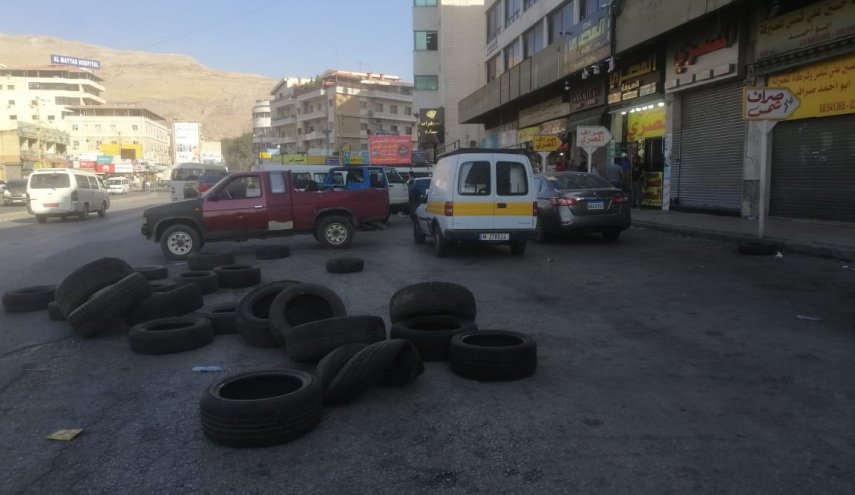 استمرار قطع بعض الطرقات في شرق لبنان
