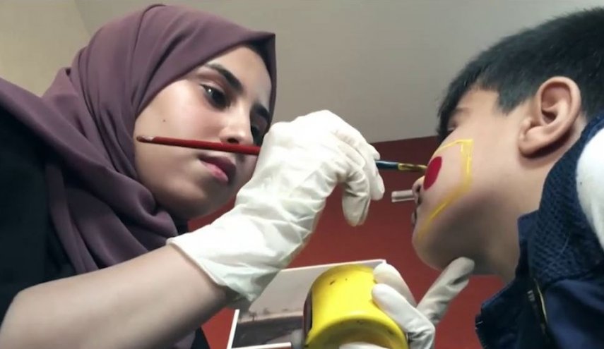 شاهد..فنانة تسعى للتوعية من كورونا بطريقتها الخاصة 