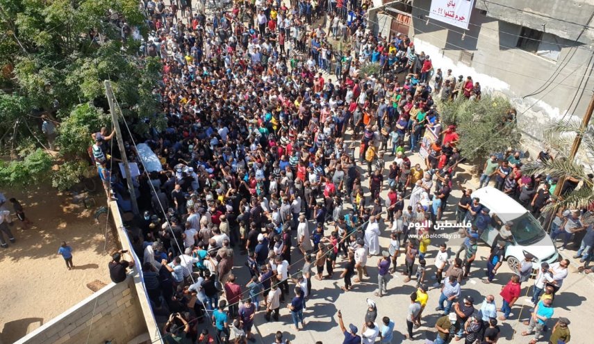 الآلاف يشيعون'الصيادين الزعزوع'شهيدي لقمة العيش وسط غزة
