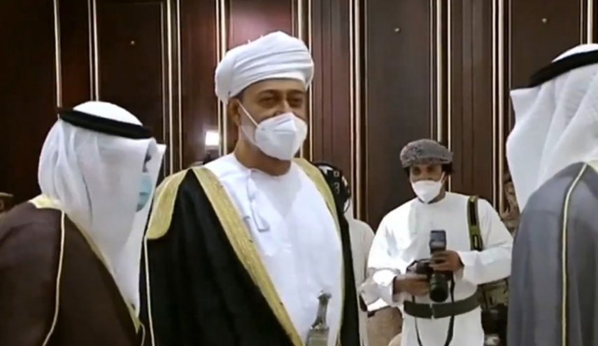 سلطان عُمان يصل الكويت لتقديم العزاء