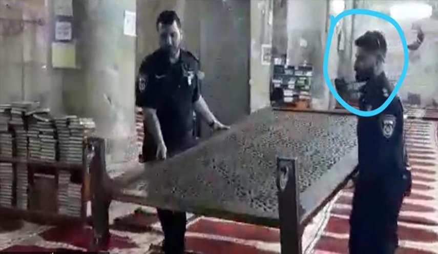 جنود الاحتلال يقتحمون ويدنسون مصلى باب الرحمة للمسجد الاقصى