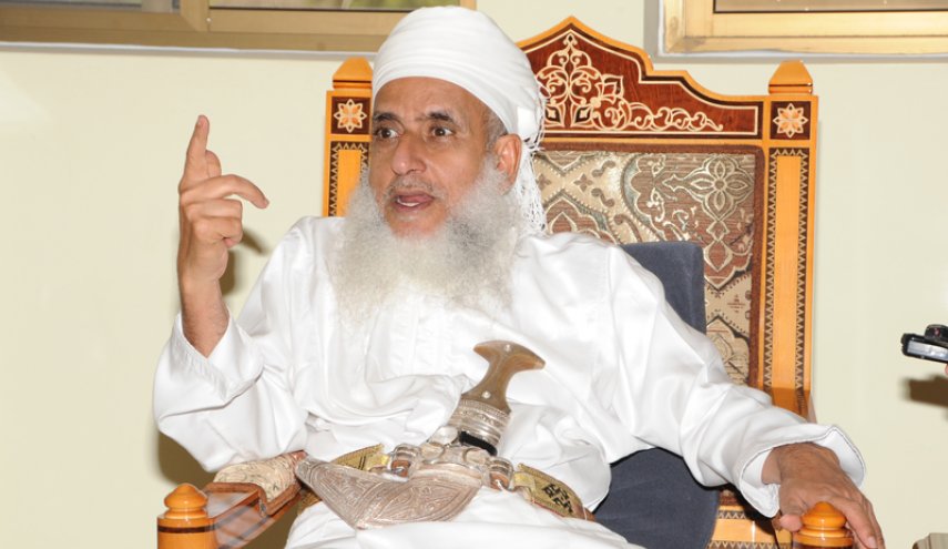 مفتي عمان يرد بشدة على تصريحات الرئيس الفرنسي 