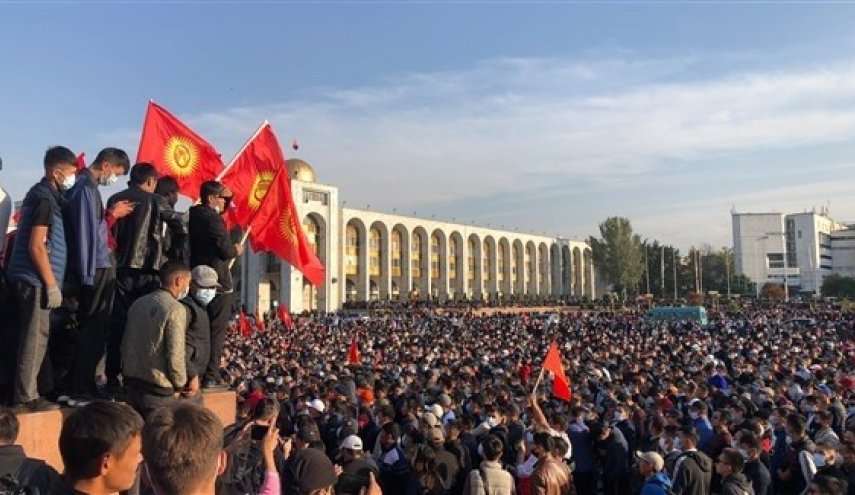 متظاهروا قرغيزستان يسيطرون على مبنى الحكومة ويطلقون سراح الرئيس السابق 