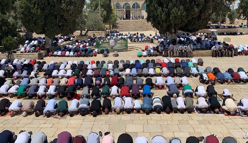 1200 فلسطيني صلوا اليوم في المسجد الاقصى 