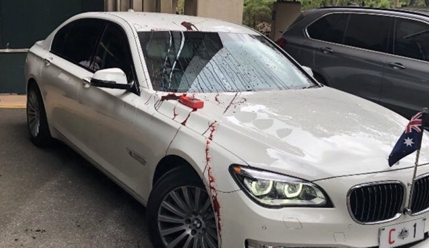 بدرقه نخست‌وزیر استرالیا با پاشیدن رنگ قرمز به خودرویش
