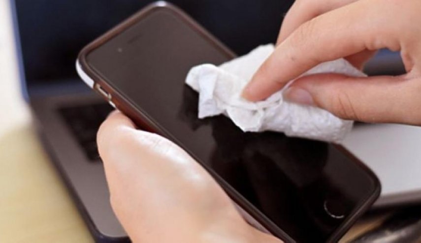 عوامل تؤثر في بقاء فيروس كورونا حيا على الهواتف الذكية