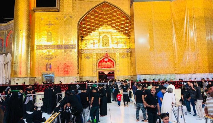 بالصور: الزائرون يتوافدون على مرقد الامام علي (ع) 