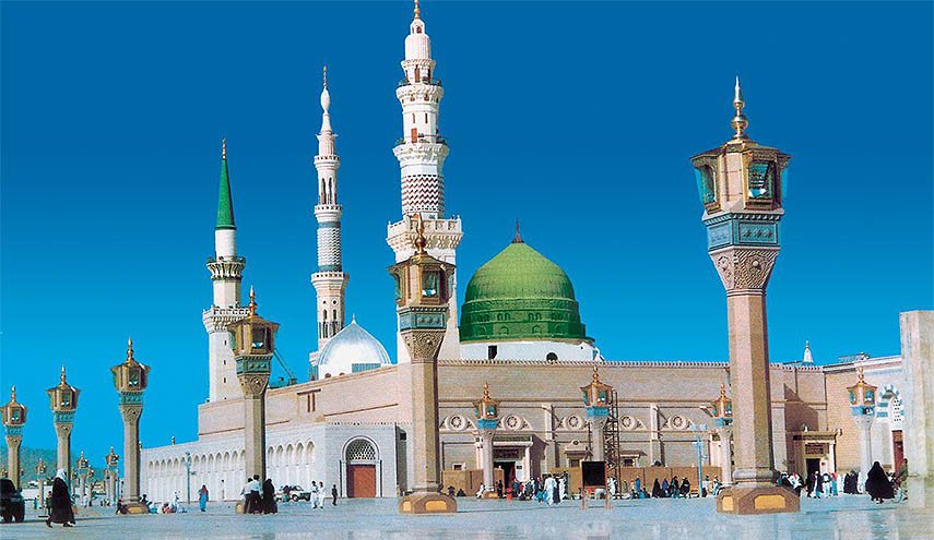 صلّى الإلهُ على النبيِّ محمدٍ
