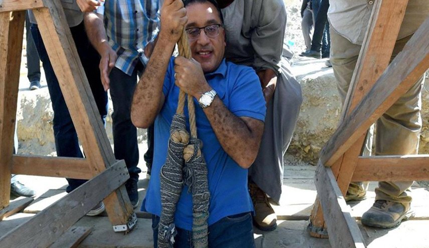 شاهد لاول مرة رئيس وزراء مصر وهو يتدلى بحبل!