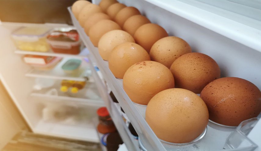 هل تحتفظون بالبيض في باب الثلّاجة… اليكم هذا الخبر!