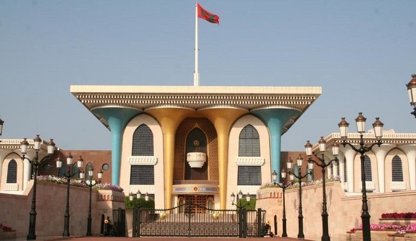 سلطنة عمان تبحث توظيف المواطنين بالشركات الحكومية
