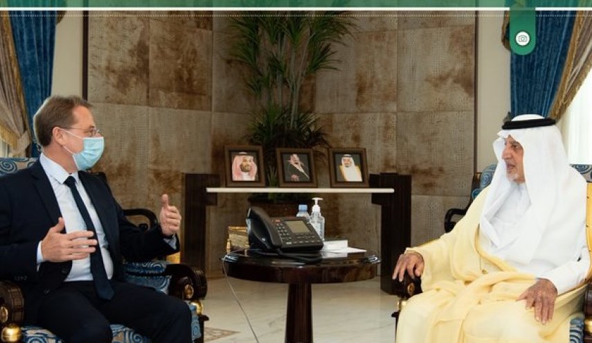 مسؤولون سعوديون يستقبلون السفير الفرنسي بحفاوة