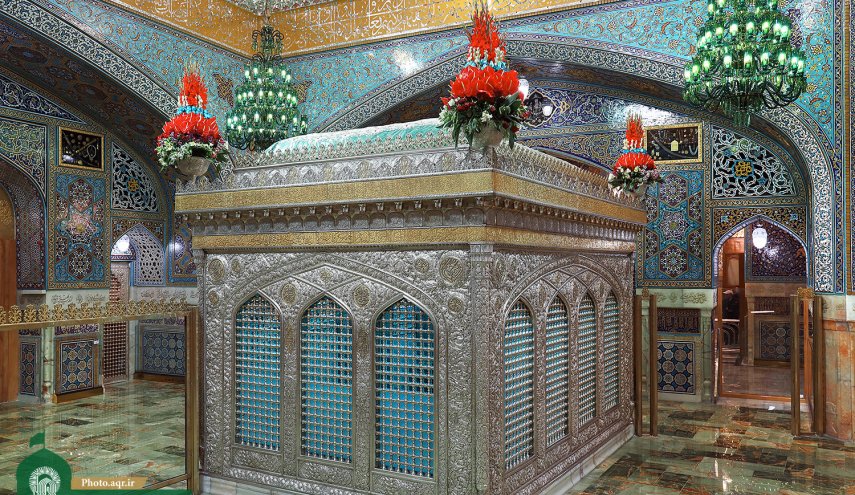 شاهد.. اضاءة ضريح الامام الرضا عليه السلام بألوان جديدة