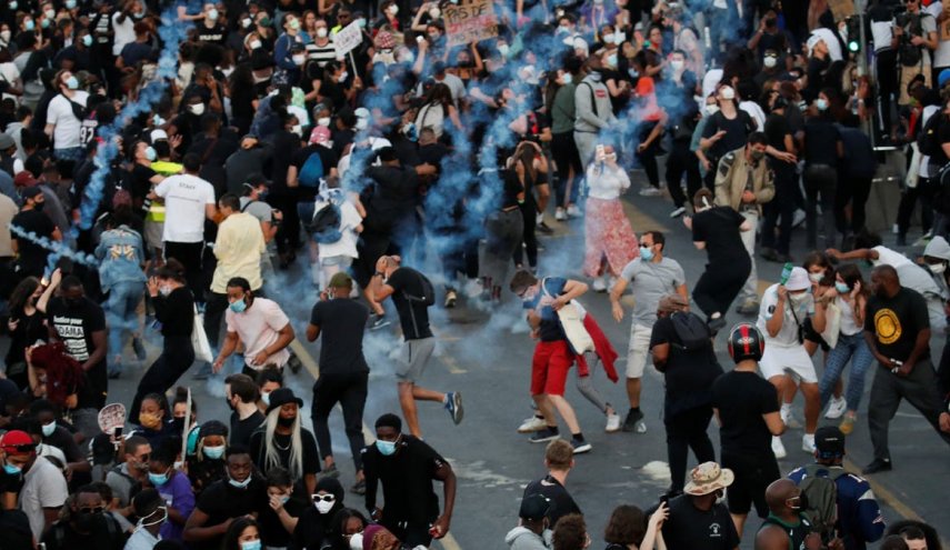 تظاهرات في باريس تنديدا بالاغلاق الوطني الشامل