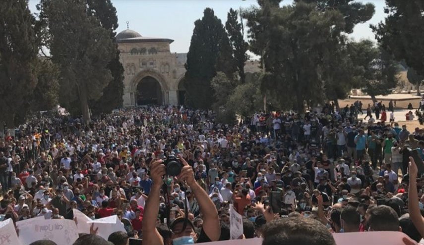 الآلاف ينتصرون للنبي محمد (ص) بالاقصى ويواجهون القمع والاعتقال 