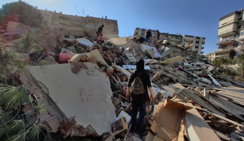 ارتفاع عدد ضحايا زلزال ازمير إلى 600 مصاب و14 قتيلا