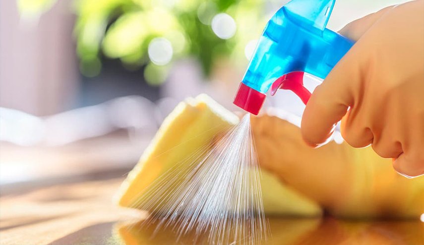 كم من الوقت تعيش فيروسات الإنفلونزا على الأسطح الصلبة والأقمشة والجلد؟
