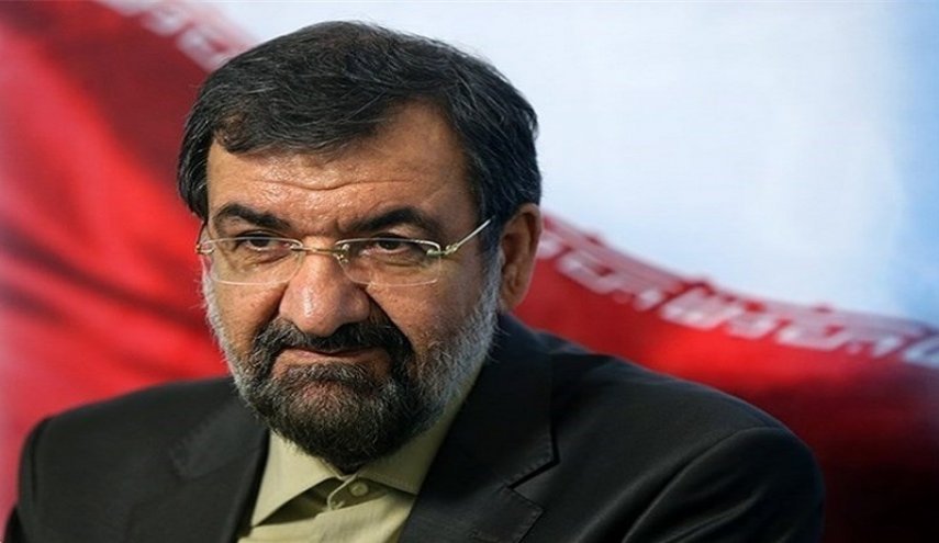 محسن رضايي: علی الرئيس الأمريكي الجديد أن یرفع جميع العقوبات في أسرع وقت