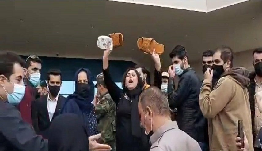 ذوو شهداء الحرب ضد داعش في أربيل يحرقون مساعدات اميركية 
