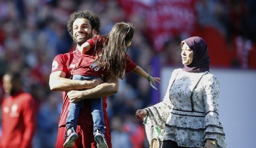 مسؤول مصري يعتذر لمحمد صلاح وأسرته ويقاطع الإعلام