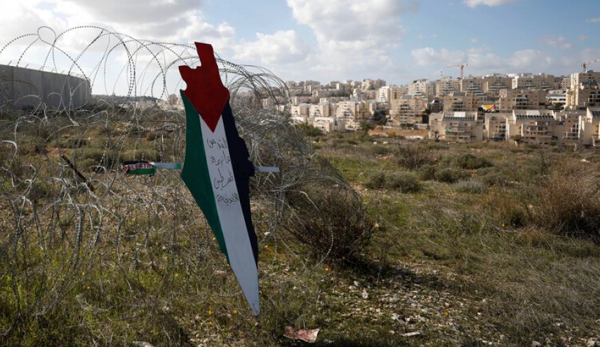 السلطة الفلسطينية تعلق على زيارة بومبيو إلى مستوطنة صهيونية 