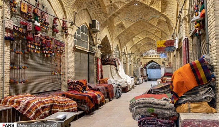 إيران تغلق المؤسسات غير الأساسية ضمن إجراءات لمواجهة كوفيد-19
