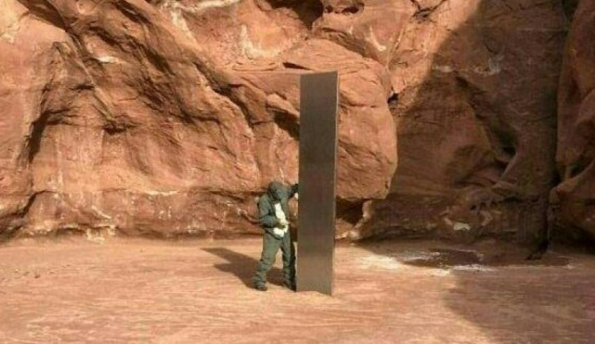 مسلّة معدنية غامضة في صحراء أمريكا تشعل التكهنات