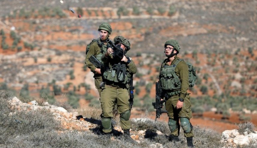 جيش الاحتلال يحتمي بالقماش عند الحدود مع لبنان 