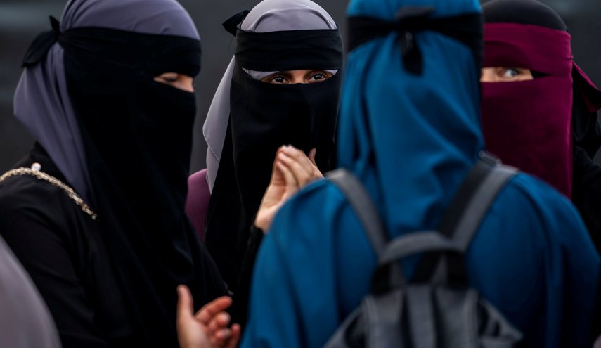 هل يسد النقاب مكان الكمامة؟!
