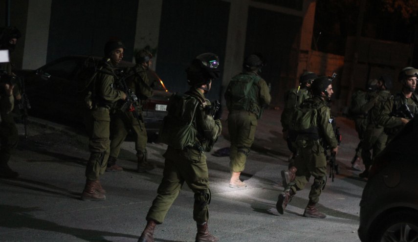 قوات الاحتلال تشن حملة اعتقالات طالت عددًا من الشبان الفلسطينيين
