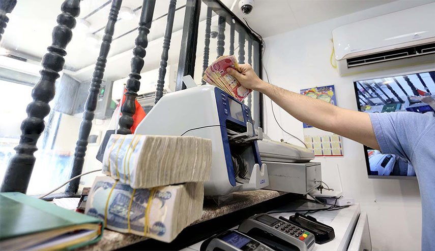 بالإمكان تأمينها.. برلماني يحمل الحكومة المسؤلية الكاملة لتأخر الرواتب