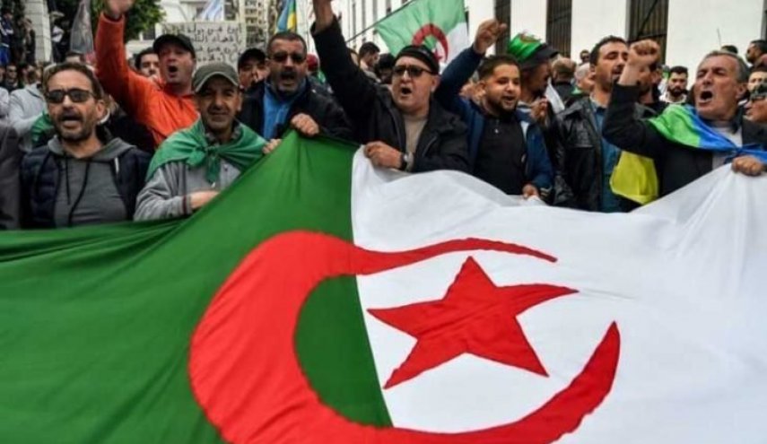 بعد الاستفتاء المخيب للآمال في الجزائر.. محاولة لإنعاش الحوار 