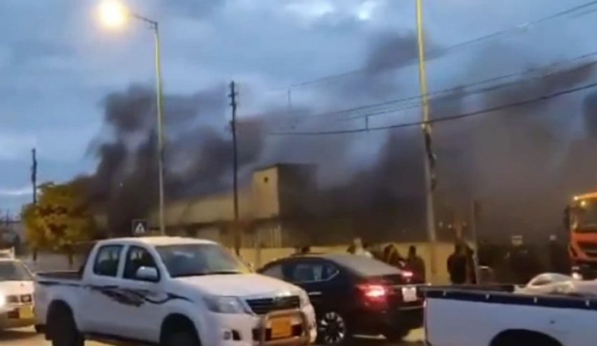 العراق.. إحراق مقرات الأحزاب الكردية في السليمانية
