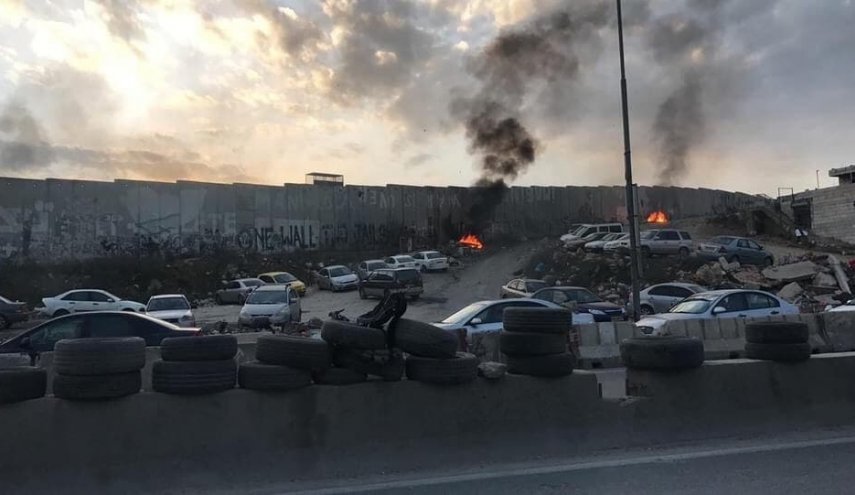 اشتباكات في معبر قلنديا احتجاجا على استهداف الشاب الفلسطيني