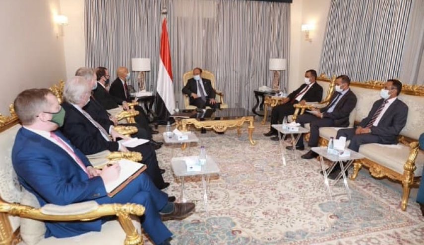 الاحمر يرحب بالتواجد الأمريكي العسكري في المياه اليمنية والمهرة!