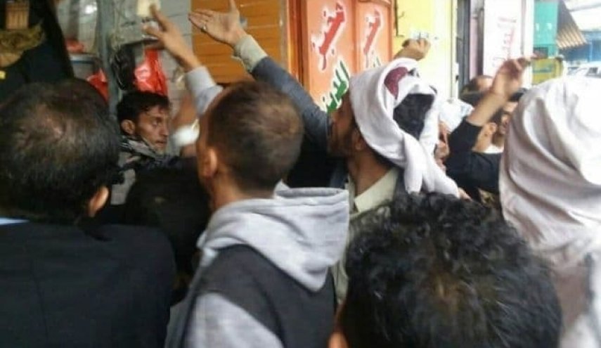 احتجاجات بالمناطق التي يسيطر عليها هادي بعد انهيار الريال اليمني 
