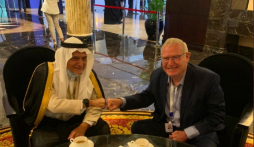 تركي الفيصل هاجم الاحتلال..ويادلين ينشر صورة تذكارية مع الأمير!