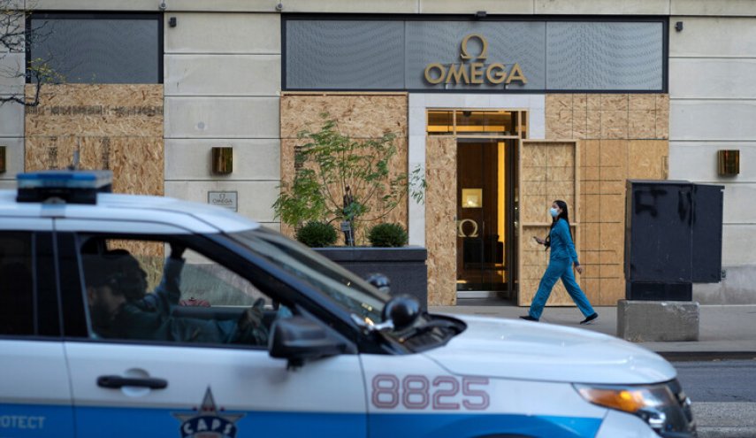 جدل بشأن فيديو لشرطة شيكاغو تكبل امرأة داكنة البشرة وهي عارية