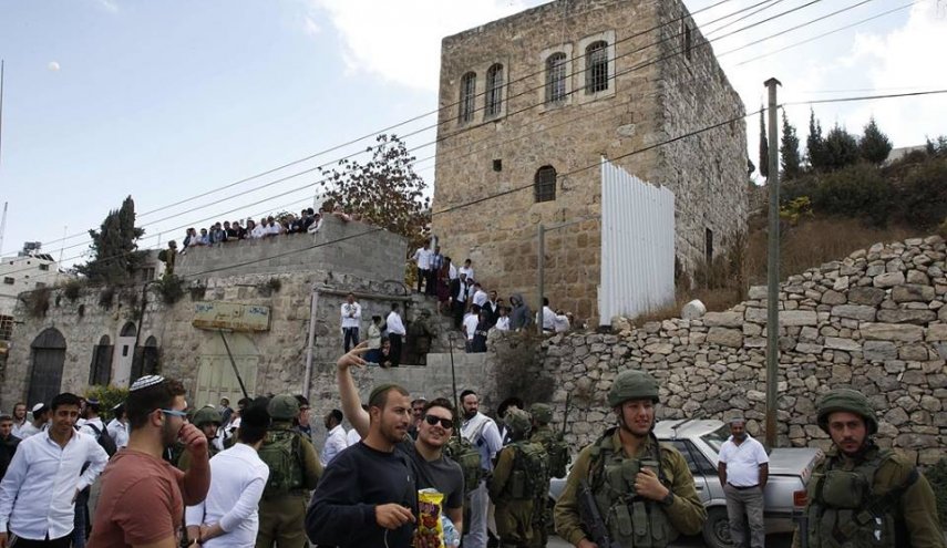 بحماية جنود الاحتلال..مستوطنون يهاجمون منازل الفلسطينيين في الخليل