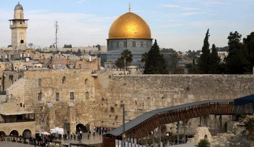 المسجد الأقصى يرفض التطبيع والمطبعون يدخلونه بحماية اليهود