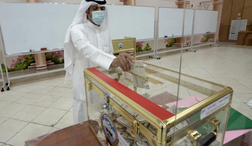 كويتيون يطعنون على الانتخابات البرلمانية بسبب الكمامات
